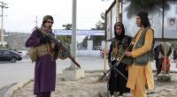 Kämpfer der Taliban stehen nach dem Abzug der USA vor dem internationalen Flughafen Hamid Karzai.