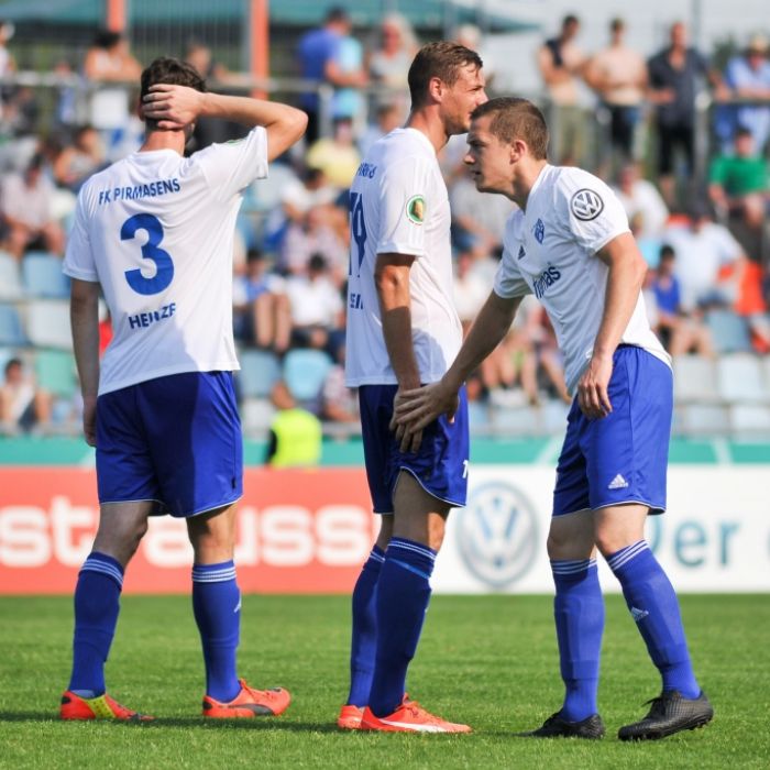 Die FK-03-Pirmasens-Spieler Alexander Heinze, Marco Steil und Christian Henn nach einem DFB-Pokalspiel.
