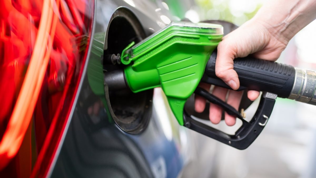 Die Benzinpreise werden weiter steigen, prognostizieren Experten. (Symbolfoto) (Foto)