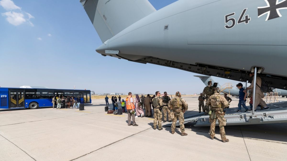 Bei den Evakuierungsflügen von Afghanistan wurden auch Straftäter nach Deutschland gebracht. (Foto)