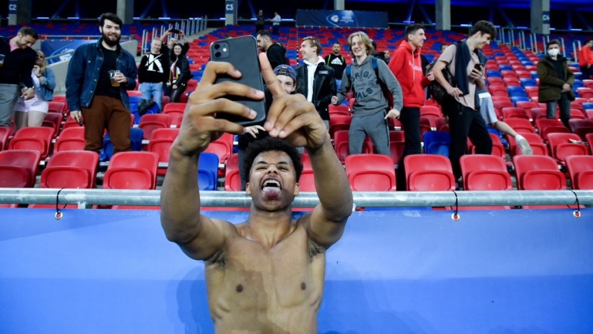 Karim Adeyemi macht ein Selfie im Stadion nach einem U21-Spiel. (Foto)