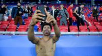 Karim Adeyemi macht ein Selfie im Stadion nach einem U21-Spiel.