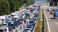 Kein Durchkommen auf der Autobahn: Der ADAC warnt für das Wochenende vom 10. bis 12. September 2021 vor Stau-Gefahr zum Sommerferien-Ende in Bayern und Baden-Württemberg.