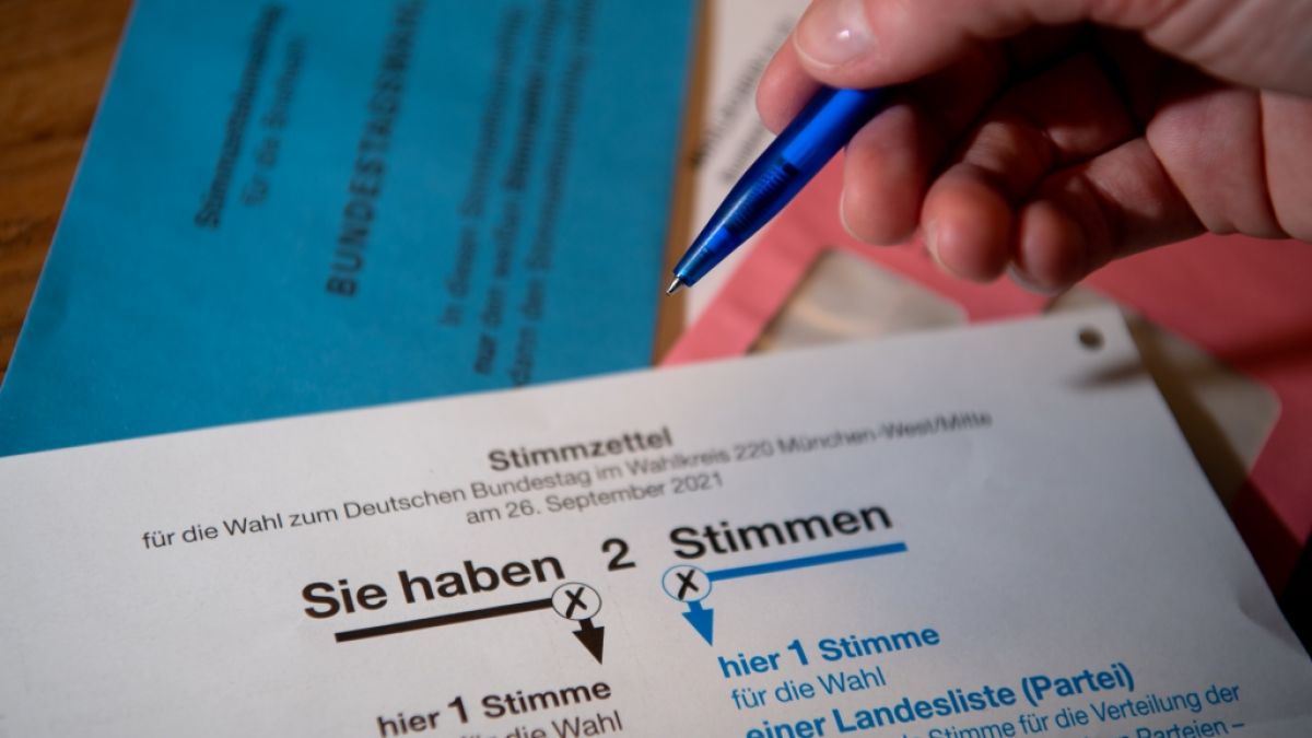 Briefwahlunterlagen für die Bundestagswahl 2021 mit Stimmzettel und Stimmzettelumschlag liegen auf einem Tisch. (Foto)