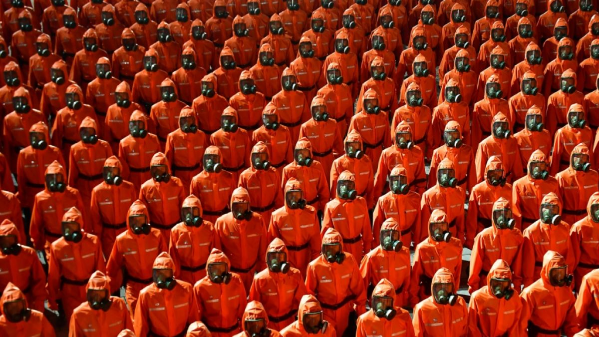 Der nordkoreanische Machthaber Kim Jong-un ließ um Mitternacht eine bizarre Militärparade in Gefahrenschutzanzügen und Gasmasken abhalten. (Foto)
