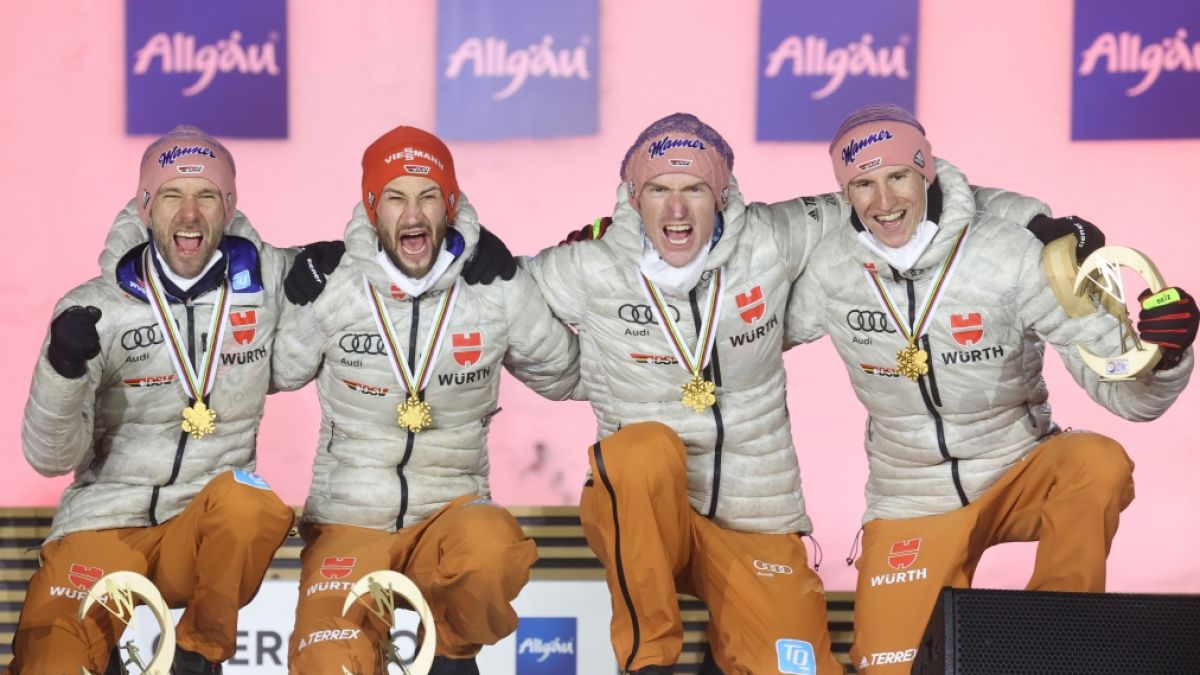 Die DSV-Skispringer Pius Paschke, Markus Eisenbichler, Severin Freund und Karl Geiger (v.l.n.r.) haben Grund zum Jubeln: Die Weltcup-Saison 2021/22 der Skispringer beginnt am 20. November 2021. (Foto)