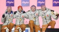 Die DSV-Skispringer Pius Paschke, Markus Eisenbichler, Severin Freund und Karl Geiger (v.l.n.r.) haben Grund zum Jubeln: Die Weltcup-Saison 2021/22 der Skispringer beginnt am 20. November 2021.