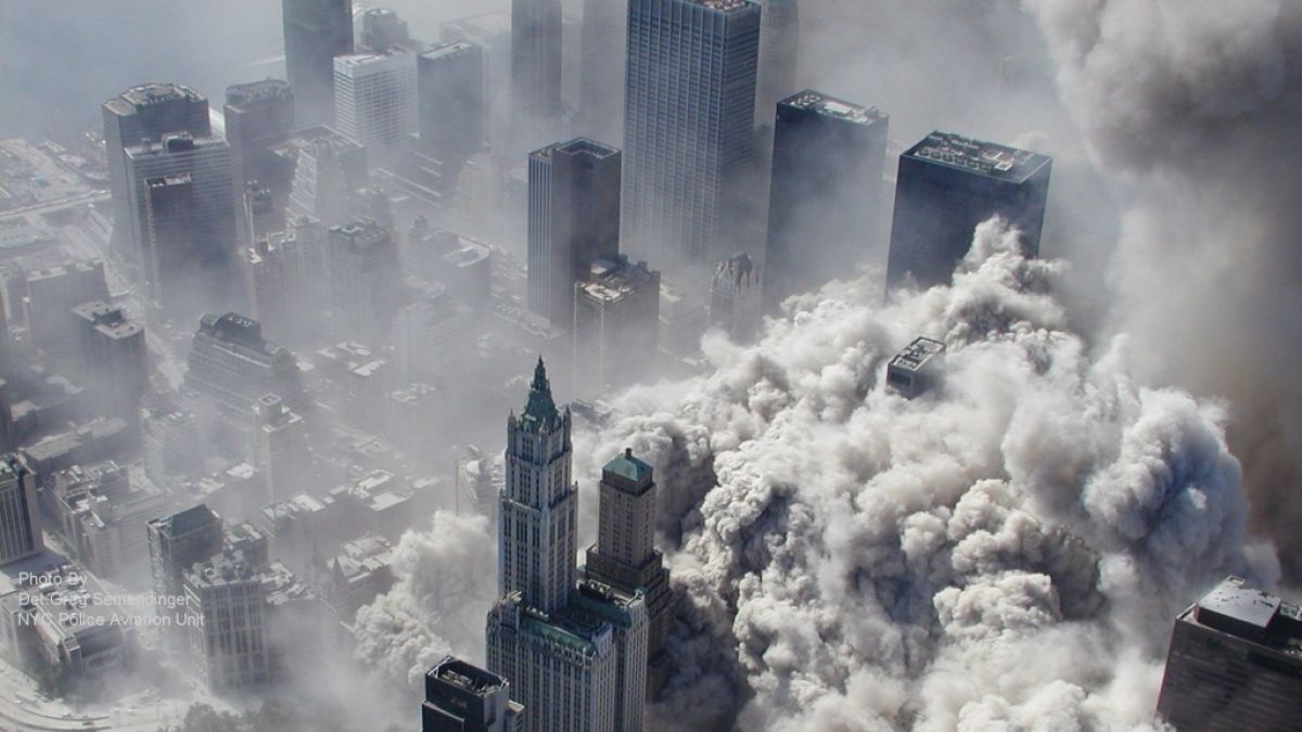 Die von ABC herausgegebene Luftaufnahme des New York City Police Department zeigt Rauch und Staub in Manhattan nach den Terroranschlägen auf das World Trade Center in New York. 20 Jahre sind seit den Terroranschlägen vergangen. (Foto)