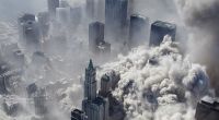 Die von ABC herausgegebene Luftaufnahme des New York City Police Department zeigt Rauch und Staub in Manhattan nach den Terroranschlägen auf das World Trade Center in New York. 20 Jahre sind seit den Terroranschlägen vergangen.