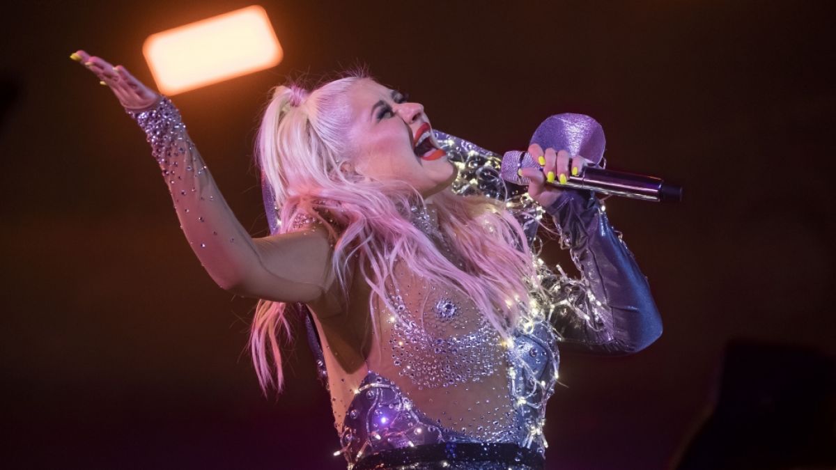 Christina Aguilera lässt schon wieder die Hüllen fallen. (Foto)