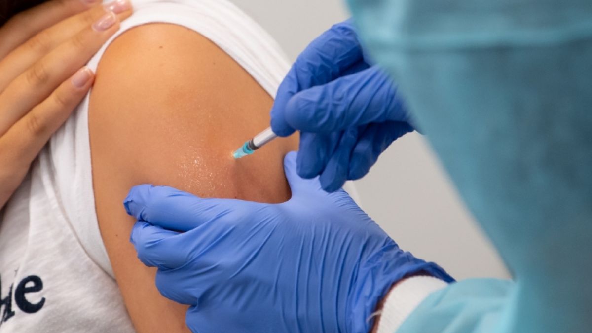 Eine Frau ist nach einer Impfung mit AstraZeneca gestorben. (Foto)