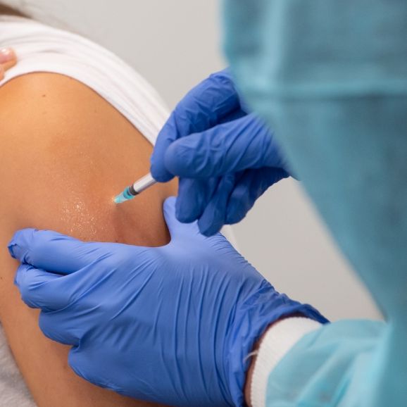 Ärzte glaubten an Schlaganfall! 35-Jährige stirbt nach Corona-Impfung