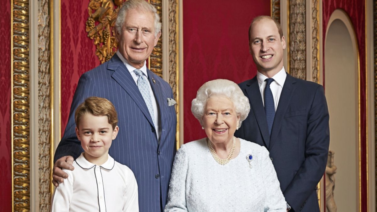 Prinz Charles (l-r, hinten), Prinz von Wales, Prinz William, Herzog von Cambridge, Prinz George (l-r, vorne) und Königen Elizabeth II. stehen nebeneinander. (Foto)