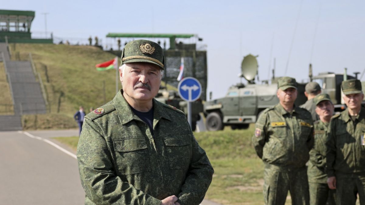 Alexander Lukaschenko (l), Präsident von Belarus auf dem Truppenübungsplatz Obuz-Lesnovsky. (Foto)