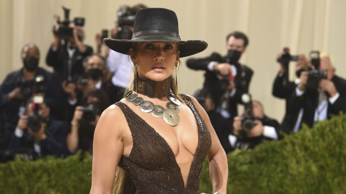 Jennifer Lopez kam mit Cowboyhut zur Met-Gala 2021. (Foto)