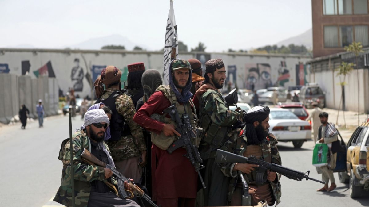 Schwer bewaffnete Taliban-Kämpfer patrouillieren nach ihrer Machtübernahme durch Kabul. (Foto)