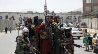 Schwer bewaffnete Taliban-Kämpfer patrouillieren nach ihrer Machtübernahme durch Kabul.