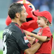 Stefan Leitl feiert als Ingolstadt-Spieler mit seinem Sohn Luca.
