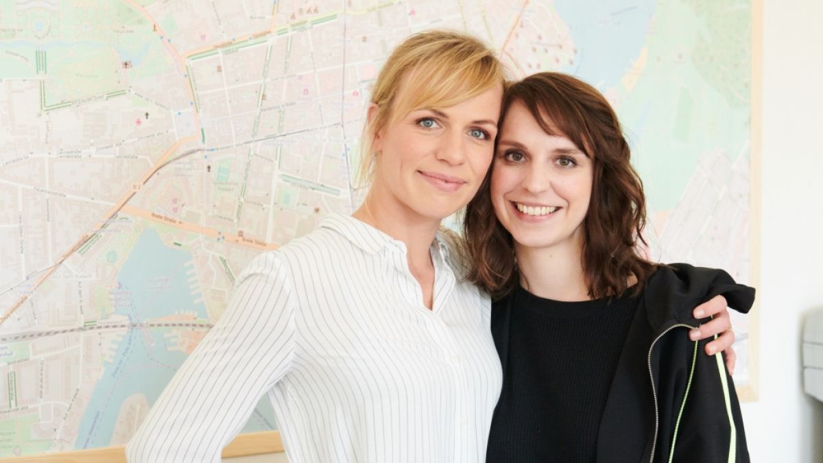 Die Schauspielerinnen Katrin Jaehne (l) und Caroline Erikson ermitteln zusammen in der Serie "SOKO Potsdam". (Foto)
