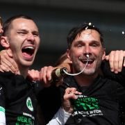 Fürth-Trainer Stefan Leitl (r.) und Branimir Hrgota feiern den Aufstieg in die 1. Fußball-Bundesliga.