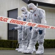 Polizisten durchsuchen die Einfahrt des Hauses, in dem drei Kinder in der neuseeländischen Stadt Timaru auf der Südinsel tot aufgefunden wurden. Polizisten durchsuchen die Einfahrt des Hauses, in dem drei Kinder in der neuseeländischen Stadt Timaru auf der Südinsel tot aufgefunden wurden. (Foto)