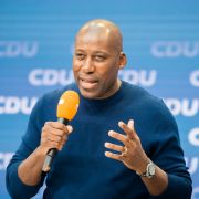 Joe Chialo, Bundestagskandidat in Berlin-Spandau und Musikmanager, spricht bei der Vorstellung des "Zukunftsteams" der Union in der CDU-Parteizentrale. Joe Chialo, Bundestagskandidat in Berlin-Spandau und Musikmanager, spricht bei der Vorstellung des "Zukunftsteams" der Union in der CDU-Parteizentrale. (Foto)