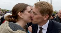Daniel Günther küsst seine Ehefrau Anke Günther bei einer Wahlkampfveranstaltung im Jahr 2017.