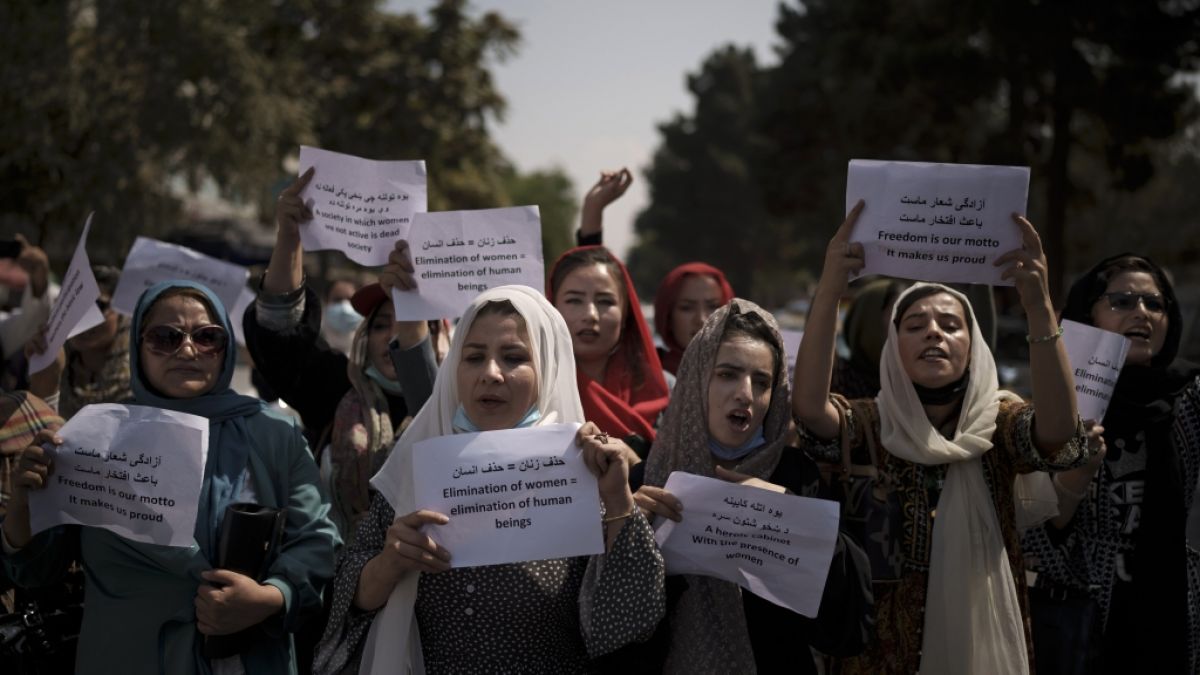 Eine Gruppe Frauen hat auf den Straßen Kabuls ein Recht auf Arbeit, Bildung und Freiheit gefordert. (Foto)