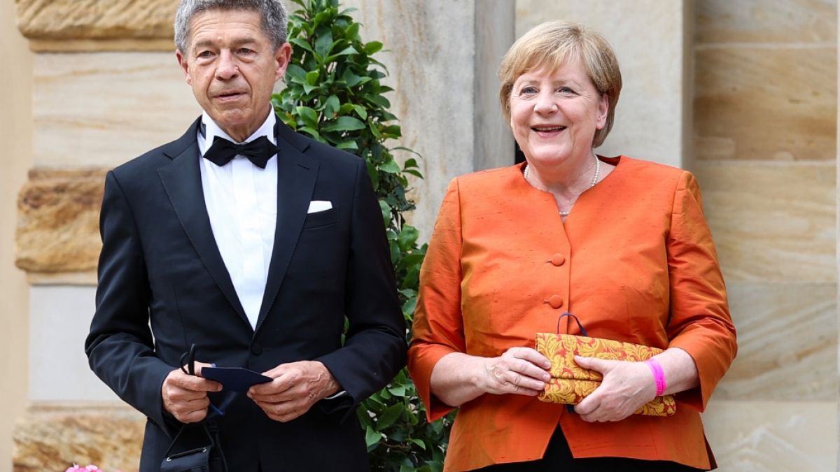 Joachim Sauer mit Ehefrau Angela Merkel bei den Richard-Wagner-Festspielen. (Foto)