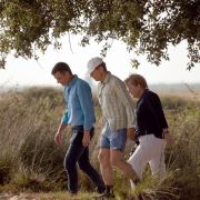 Bundeskanzlerin Angela Merkel (r), ihr Ehemann Joachim Sauer (M) und Pedro Sanchez, Ministerpräsident von Spanien, gehen im Nationalpark Donana.