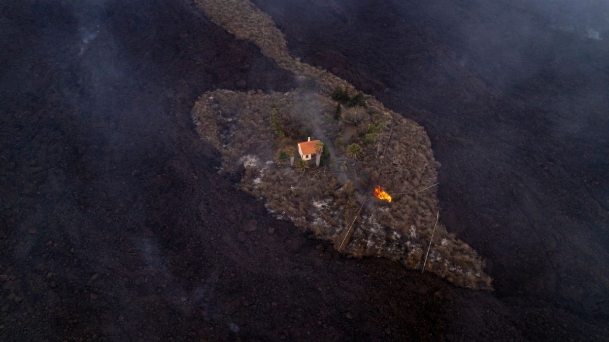 Ein Haus steht umgeben von Lava und Glut und blieb nach dem Vulkanausbruch verschont. (Foto)