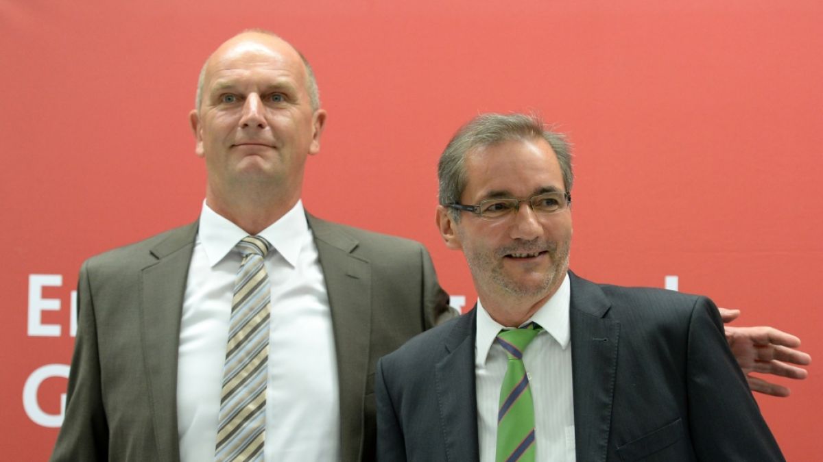 Brandenburgs Ministerpräsident Dietmar Woidtke (l) mit seinem Vorgänger Matthias Platzeck.  (Foto)