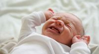 Eine Mutter in England wurde nach der Geburt ohnmächtig und stürzte auf ihr Kind.