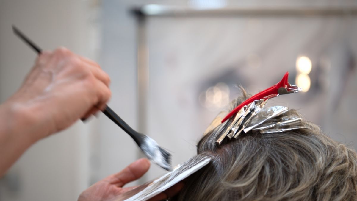 Friseurkunden berichten über allergische Reaktionen durch Haarfärbemittel, die auftraten nachdem sie an Covid-19 erkrankten. (Symbolfoto) (Foto)