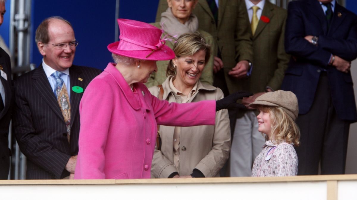 Zu ihrer Enkeltochter Lady Louise Windsor hat Queen Elizabeth II. einen besonderen Draht. (Foto)