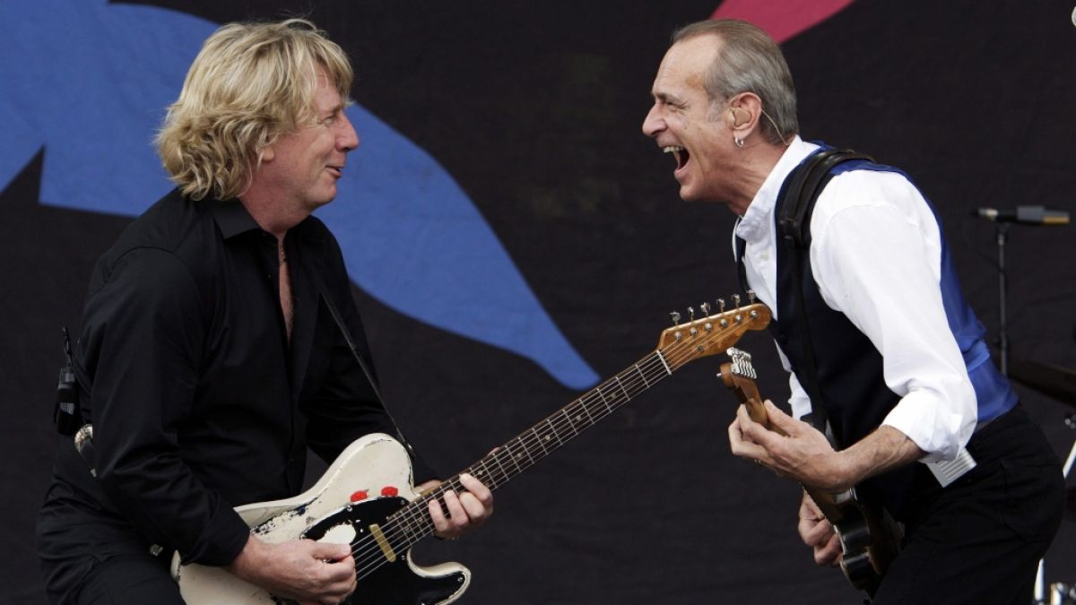 Ein Bild aus glücklichen Tagen: Rick Parfitt (li.) und Francis Rossi von "Status Quo" rocken die Bühne beim Glastonbury-Festival. Nach dem Tod Rick Parfitts ist nun auch das frühere Bandmitglied Alan Lancaster gestorben. (Foto)