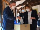 Verstoß gegen die Wahlregeln? NRW-Ministerpräsident und Unions-Kanzlerkandidat Armin Laschet und seine Frau Susanne geben ihre Stimmzettel zur Bundestagswahl falsch gefaltet ab. (Foto)