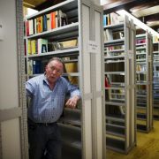 Peter Sodann in seiner DDR-Bibliothek in Staucha.