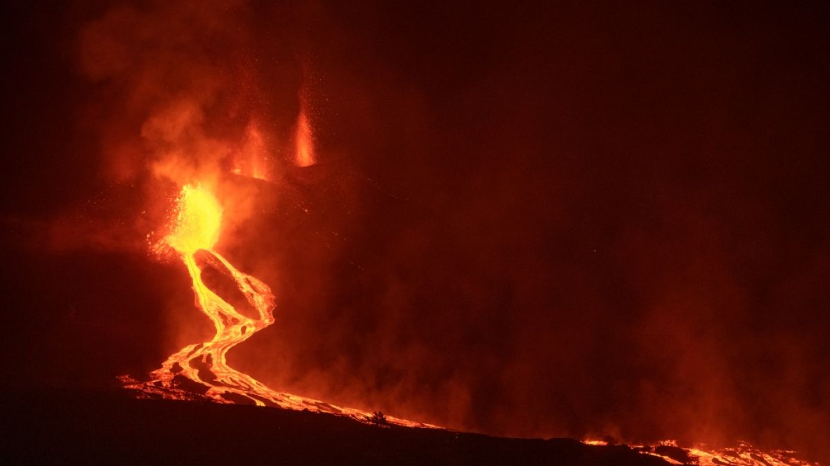 Der Vulkan auf der Kanareninsel La Palma stößt Lava aus. Nach einer kurzen Pause von etwa zwei Stunden ist der Vulkan auf der Kanareninseln La Palma am 27. September wieder erwacht. (Foto)