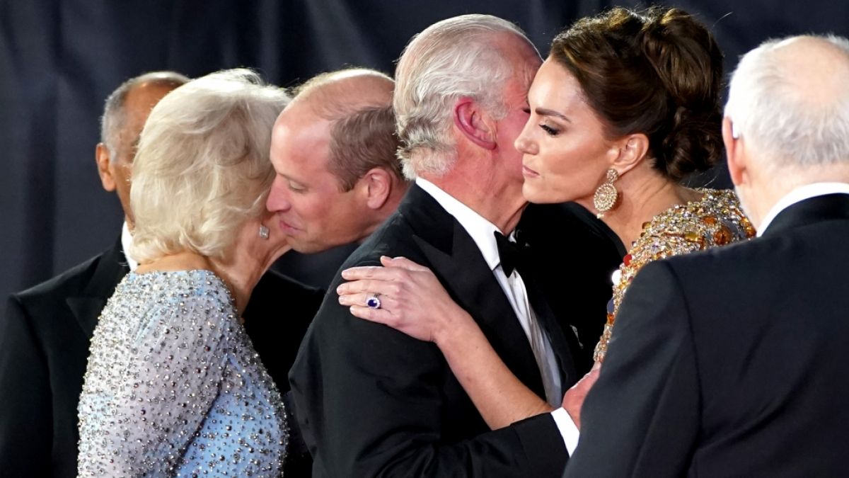 Küsschen für die Schwiegereltern: Auch Prinz Charles und Herzogin Camilla ließen sich die Weltpremiere von "Keine Zeit zu sterben" nicht entgehen. (Foto)