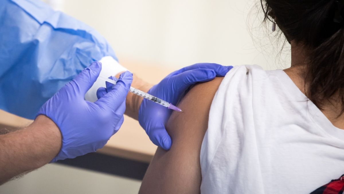 Nach der Schließung der Impfzentren wird die Hauptlast auf Deutschlands Hausärzten liegen, Impfwillige mit dem schützenden Piks gegen das Coronavirus zu versorgen. (Foto)