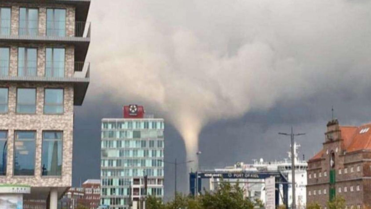 Im Netz kursieren zahlreiche Videos und Fotos des Tornados in Kiel. (Foto)
