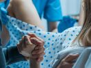 Bei einer schwangeren Frau wurden Hirnblutungen nicht erkannt. Sie starb nach der Geburt an den Folgen (Symbolfoto) (Foto)