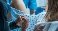 Bei einer schwangeren Frau wurden Hirnblutungen nicht erkannt. Sie starb nach der Geburt an den Folgen (Symbolfoto)
