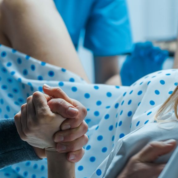 Frau stirbt nach Geburt, weil Hebammen Hirnblutungen nicht erkannten