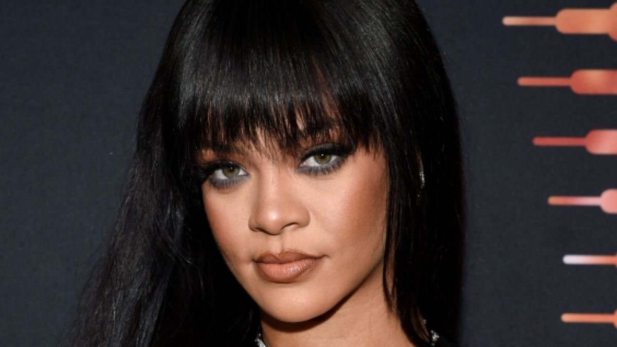 In Dessous aus halbtransparenter, schwarzer Spitze haute Rihanna ihre Fans um. (Foto)