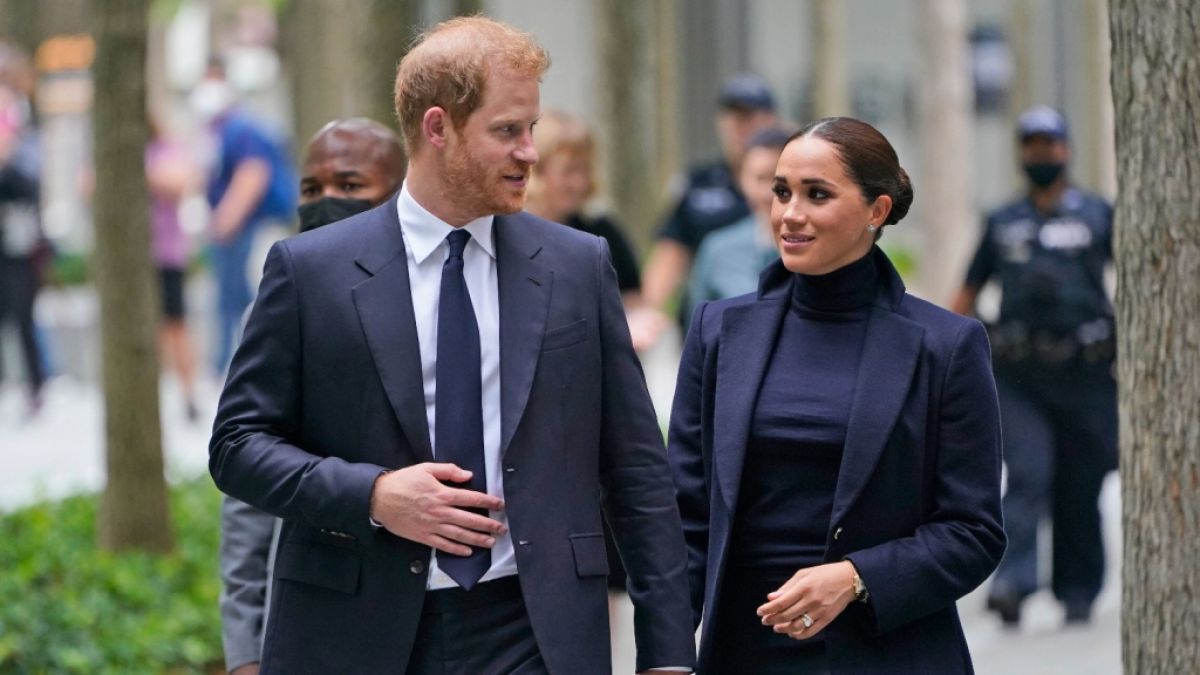 Royal-Experte Rupert Bell ist sicher: Meghan Markle und Prinz Harry könnten ihre Beziehung zur Queen mit ihren Plänen für immer zerstören. (Foto)