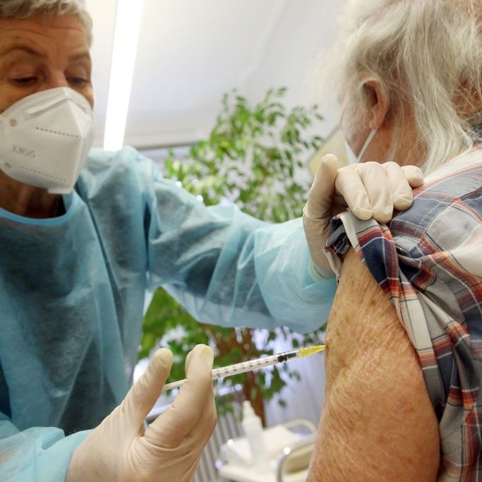 Karl Lauterbach empfiehlt Booster-Impfungen - Impfgegner rechnen mit Toten