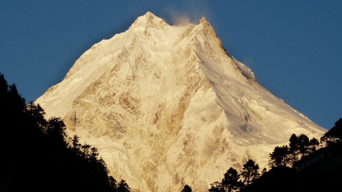 Der russische Ex-Soldat Rustam Nabijew hat den über 8.000 Meter hohen Mount Manaslu im Himalaya erklommen - und das nur mit Kraft seiner Hände. (Foto)