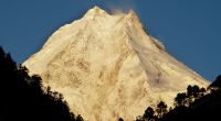 Der russische Ex-Soldat Rustam Nabijew hat den über 8.000 Meter hohen Mount Manaslu im Himalaya erklommen - und das nur mit Kraft seiner Hände.